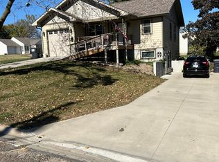 122 Geneva Dr, Oskaloosa, IA 52577