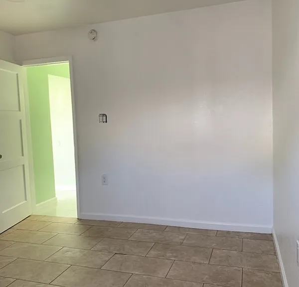 2600 Victoria Dr — Photo 4