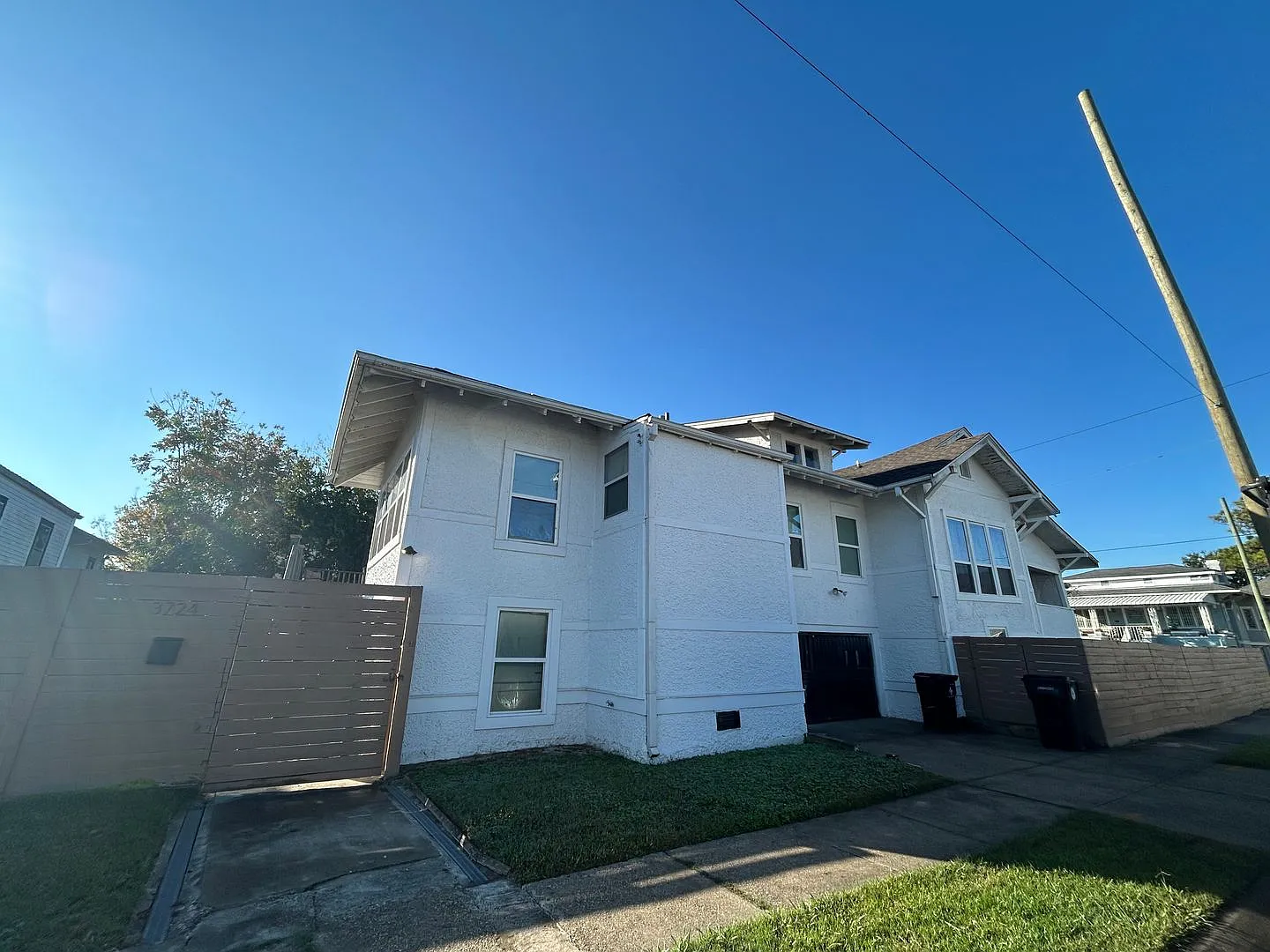 2BD/2BA with Fenced In Backyard, Washer and Dryer in Unit, and Bonus Space! — Photo 2