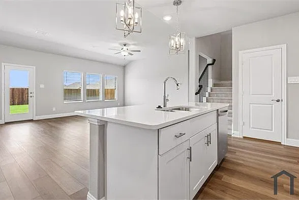 6 bed, 2055 sqft, $3,500 — Photo 2