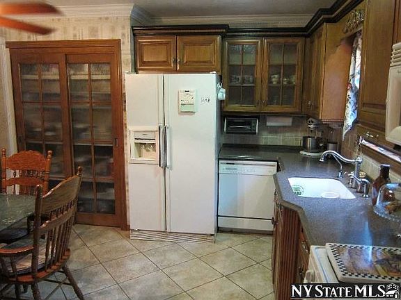 4th image of 6 Valerie Ln