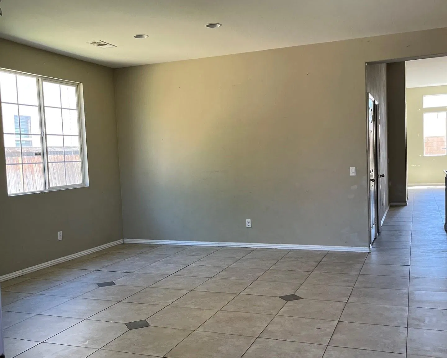 4 bed, 2105 sqft, $3,400 — Photo 3