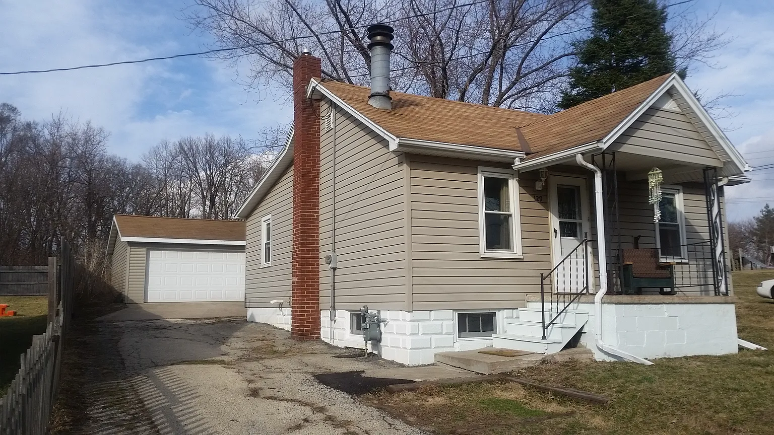 129 Riverview Dr photo 1