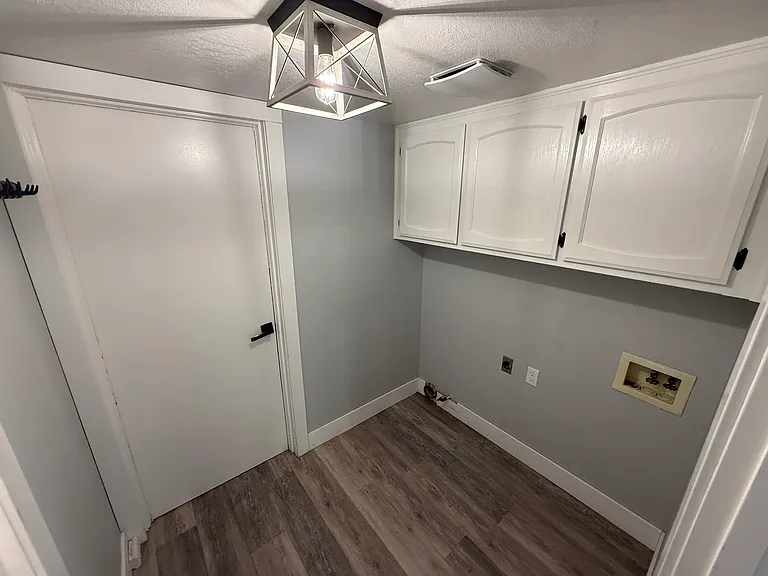 907 Elm St — Photo 22