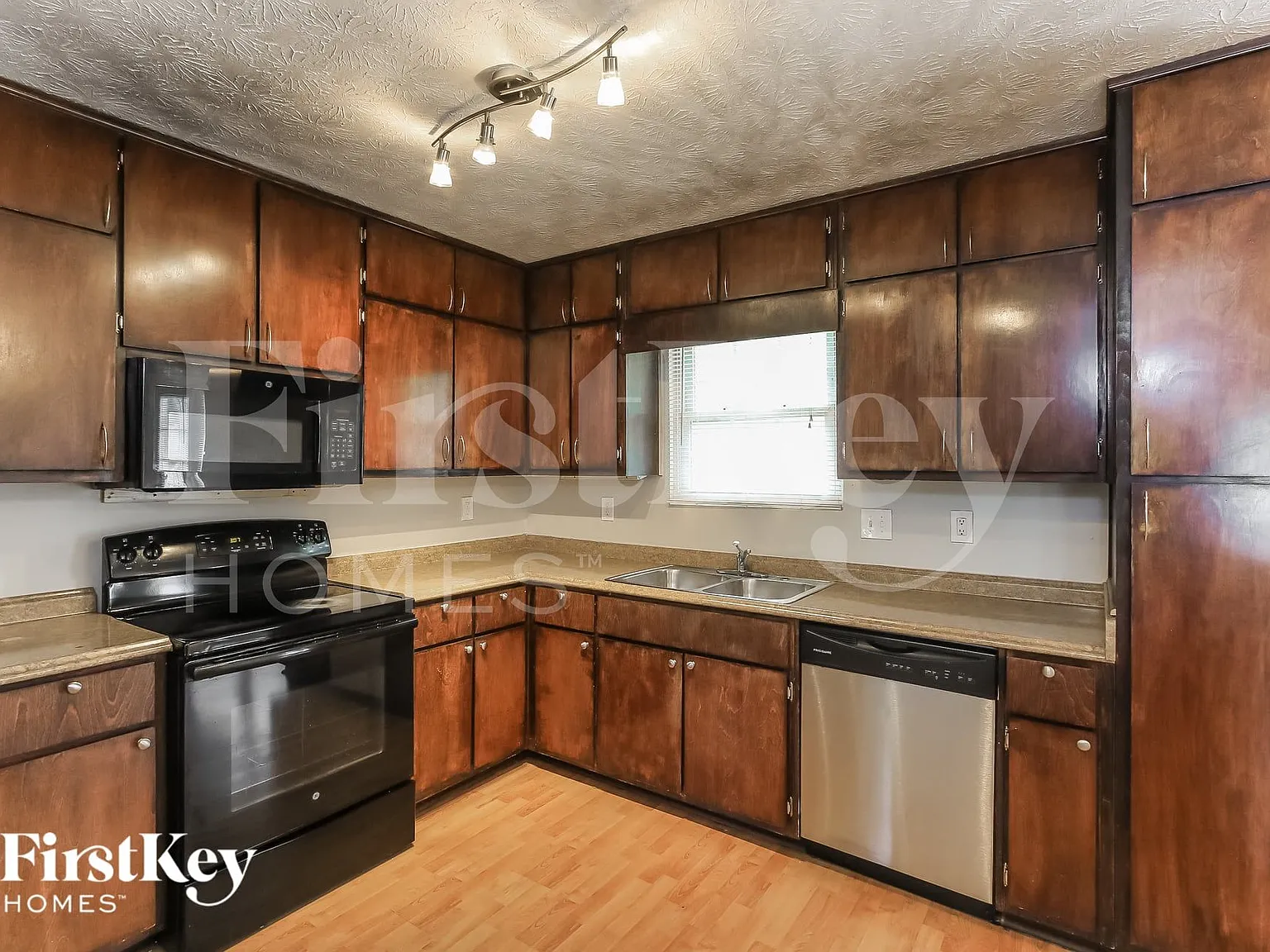 4 bed, 3.0 bath, 2000 sqft, $1,750 — Photo 4