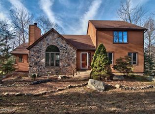 95 Wolf Hollow Rd, Lake Harmony, PA 18624