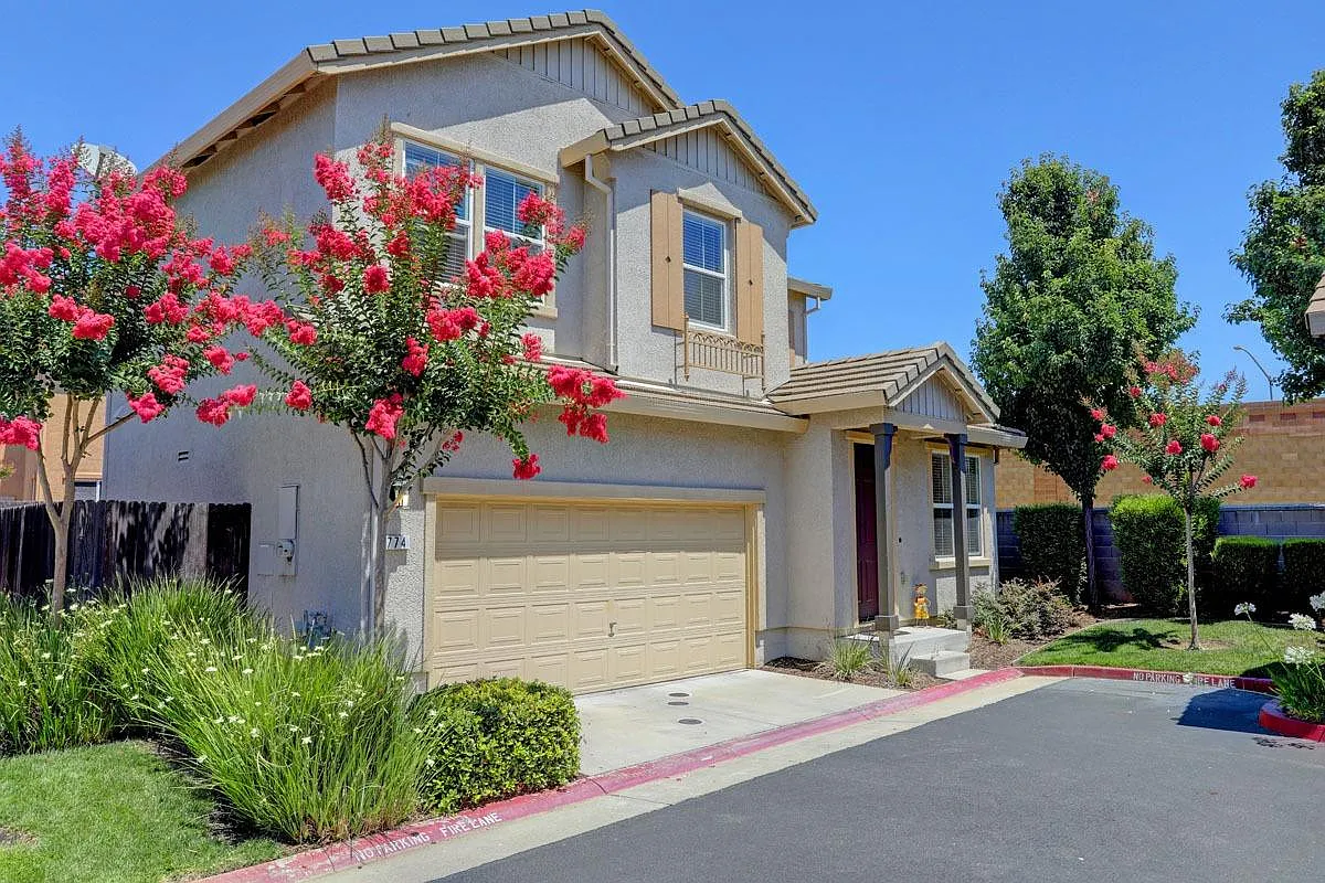 774 Courtyards Loop photo 1