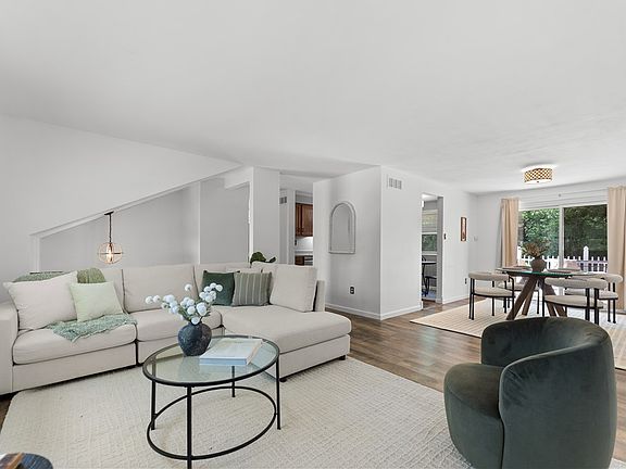 4th image of 228 Horseshoe Cir
