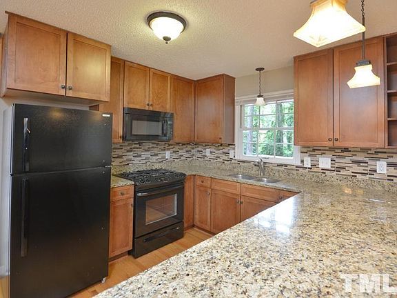 3rd image of 18 Winthrop Ct