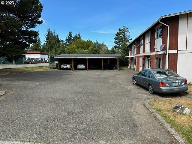 2nd image of 210 Laclair St