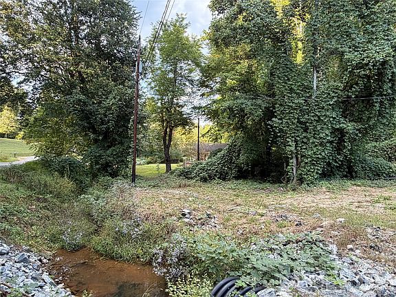 4th image of 368 Laurel Dr
