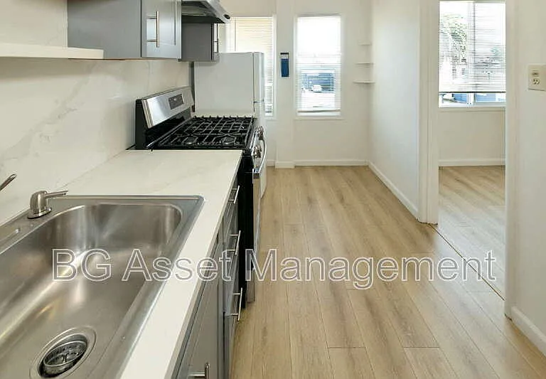 2039 Macarthur Blvd #10 — Photo 7