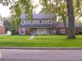 77 Sunningdale Dr, Grosse Pointe Shores, MI 48236