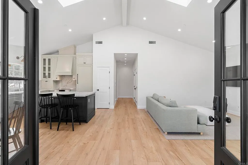 2 bed, 1200 sqft, $9,500 — Photo 4