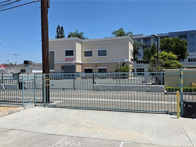 5822 Fullerton Ave — Photo 4