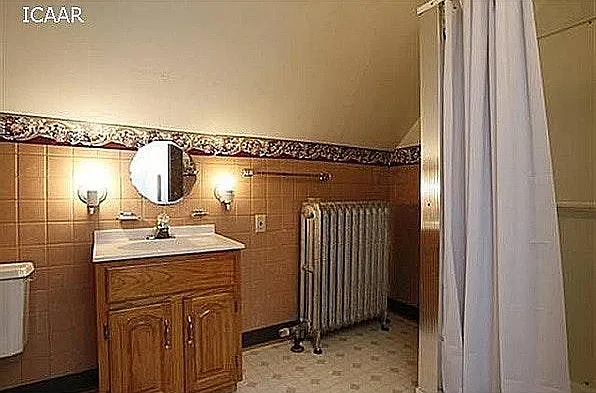 upstairs Bathroom with shower