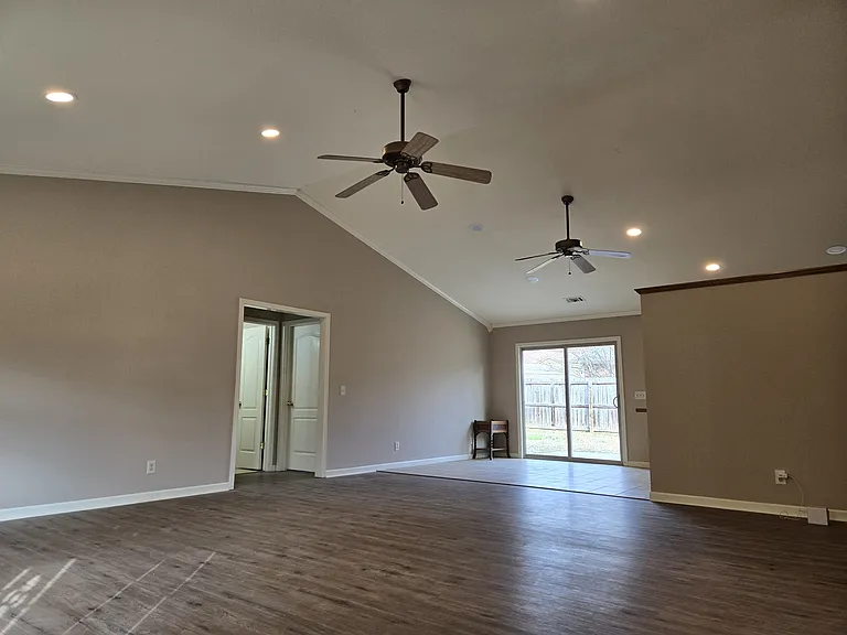 115 Valentina Dr — Photo 2