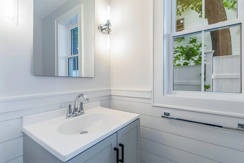 2 bed, 1.5 bath, 933 sqft, $2,850 — Photo 3