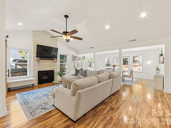 2nd image of 2200 Olde Chantilly Ct