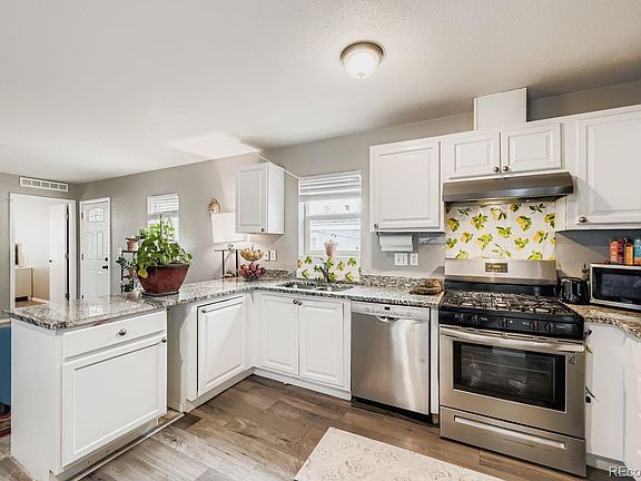 3rd image of 723 Cardinal Drive