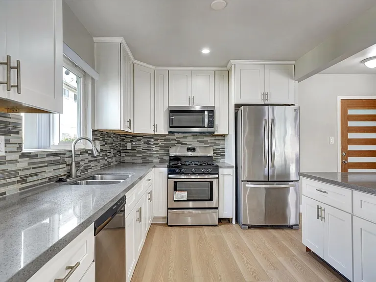 2040 S Sherbourne Dr — Photo 6