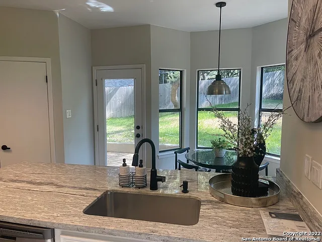 3 bed, 2.5 bath, 2323 sqft, $3,100 — Photo 2