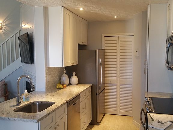 5th image of 897 Windover Ct