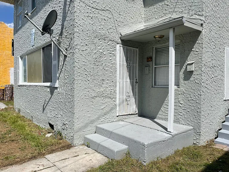 817 4th St #817 — Photo 2