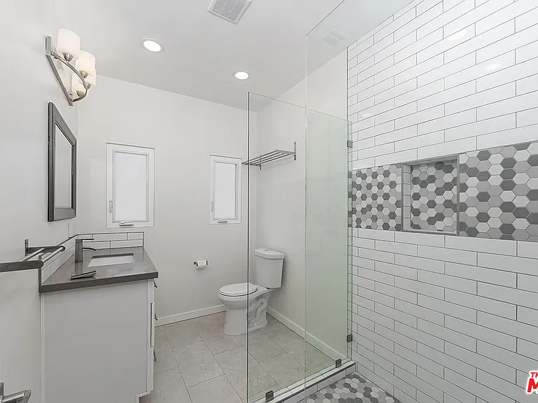 1150 S Tremaine Ave — Photo 13
