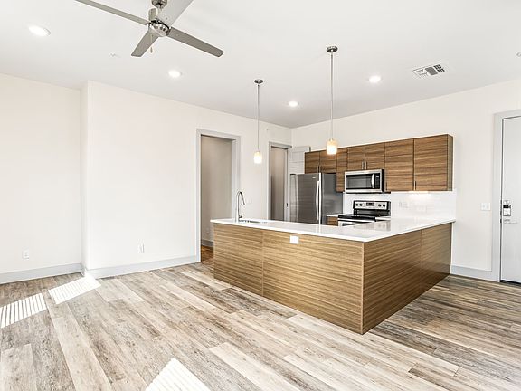 5th image of 2712 Wingate St #305