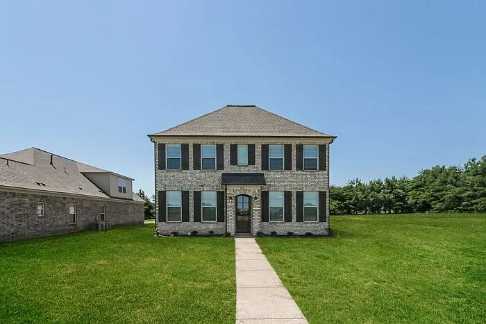 4 bed, 2.5 bath, 2258 sqft, $1,865 — Photo 2