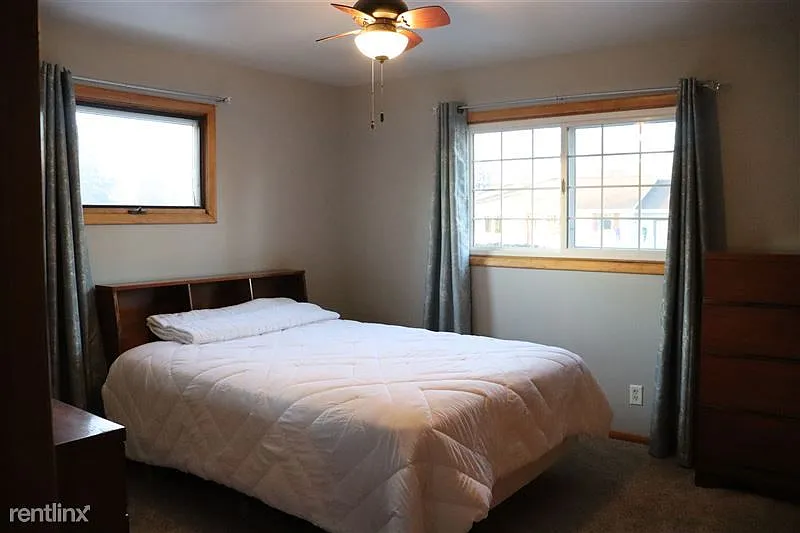 5 bed, 2.0 bath, 2293 sqft, $2,640 — Photo 3
