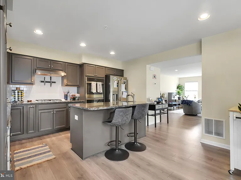 121 High Pointe Dr #38 — Photo 12