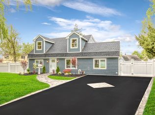 38 Rock Ln, Levittown, NY 11756