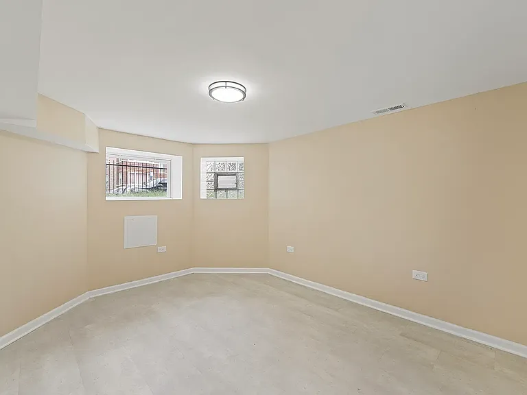 4819 W Superior St — Photo 16