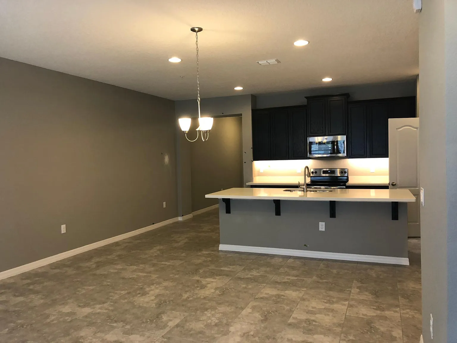 3 bed, 2.5 bath, 1944 sqft, $2,300 — Photo 1