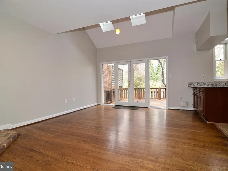 10200 Aspen Willow Dr — Photo 8