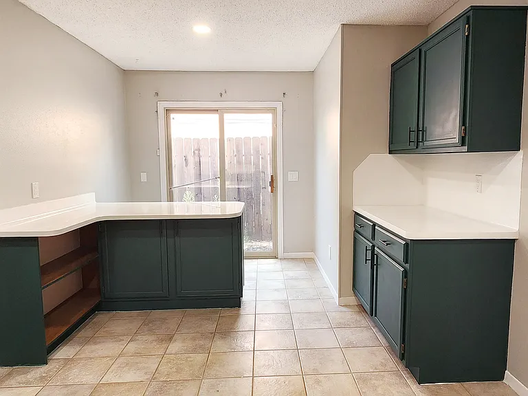 Kitchen Peninsula & Side Counter