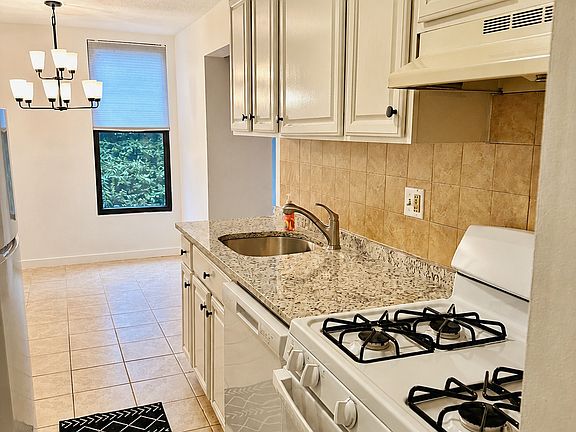 2nd image of 8 Shrewsbury Green Dr #1-A