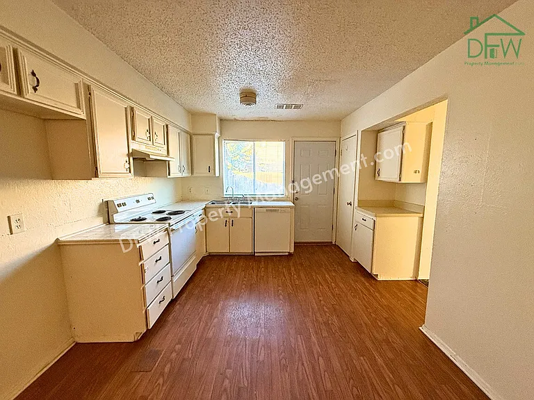 1021 Pleasant Valley Ln — Photo 4