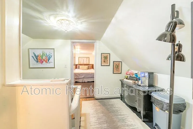 2 bed, 1.0 bath, 300 sqft, $1,100 — Photo 2