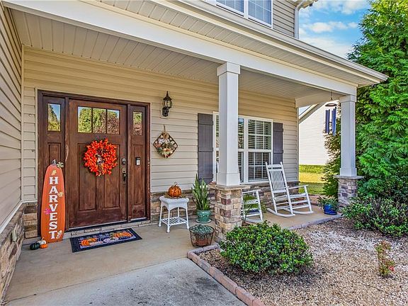 3rd image of 213 Pilot Bluff Dr