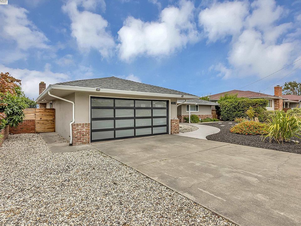 1st image of 2539 Marineview Dr
