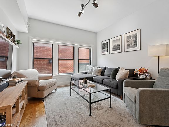 3rd image of 733 W Waveland Ave APT 1
