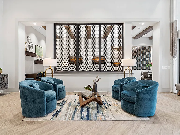 8 West — Photo 11