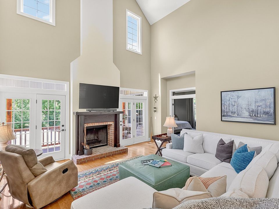 13th image of 157 Giles Ln