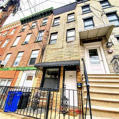 160 6th St — Photo 24