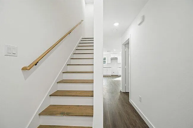3 bed, 2.5 bath, 1150 sqft, $1,604 — Photo 4