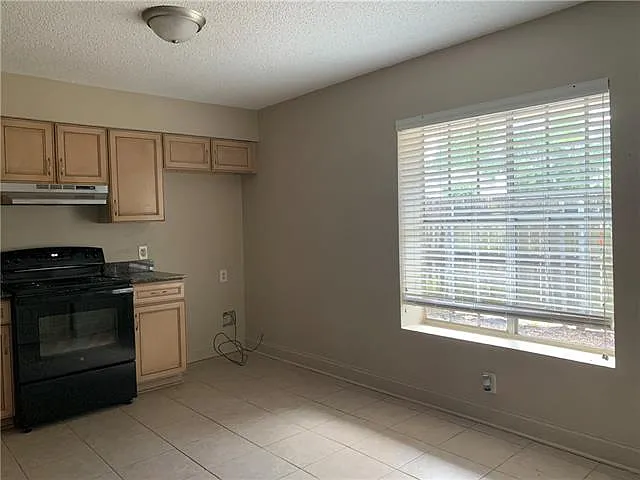 3 bed, 1.5 bath, 1413 sqft, $1,300 — Photo 4