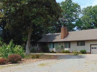 611 Edgewater Ln, Montross, VA 22520